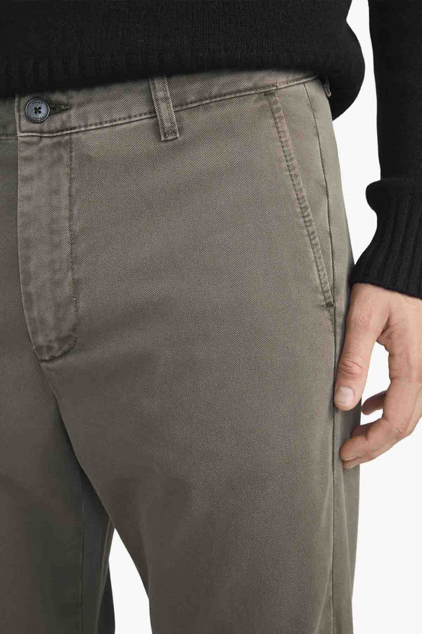 THE STRAIGHT CHINO
